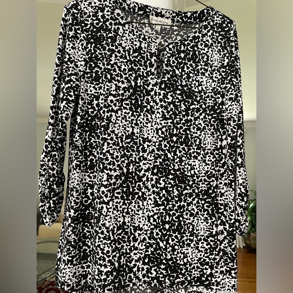 Evan Picone women’s black and white long sleeve Rushed. Blouse size large .